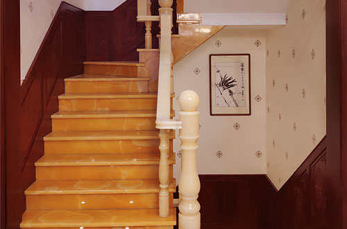 桂林中式别墅室内汉白玉石楼梯的定制安装装饰效果