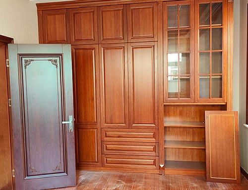 桂林中式家庭装修里定制的实木衣柜效果图